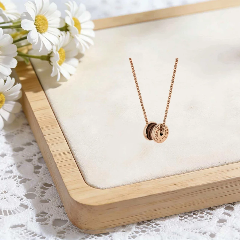 

2026 High-Quality Fashion Classic Famous Spring Pendant Necklace