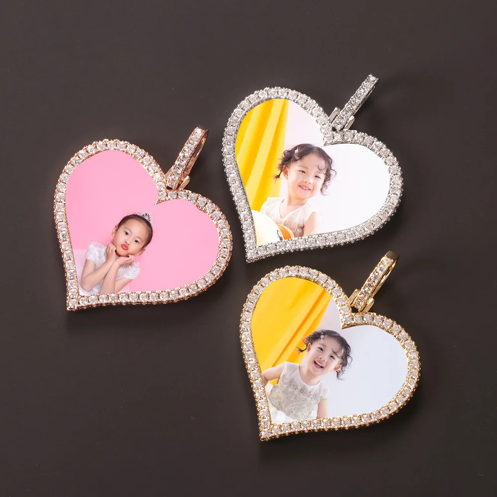 

Fashion photos love shape lovers pendant necklace photos can be printed on exquisite jewelry.