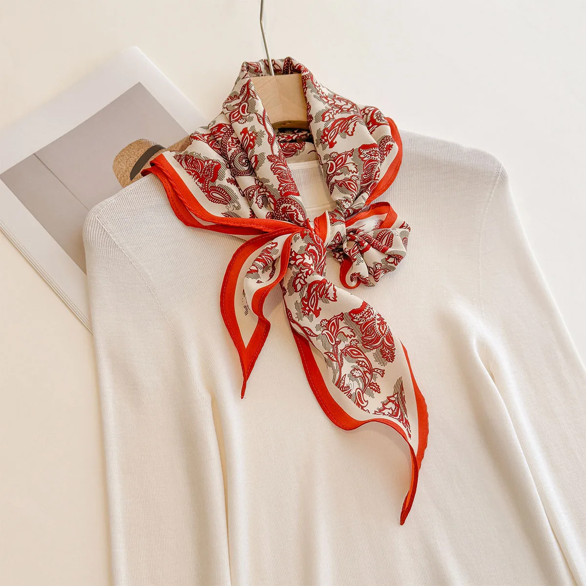 Luxuriöser diamantförmiger Schal für Damen, weicher Satin, Seidenimitat, Schals, Bandanas, Hijab, Halstuch, eleganter Cashew-Schal – Detail 4