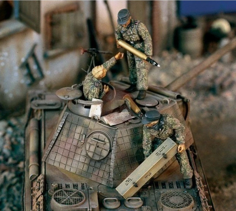

1/35 Scale Die-Cast Resin Figure Model Kit WWII German Tankers Stowing Ammo 3 Figures (No Tank) Unassembled and Unpainted