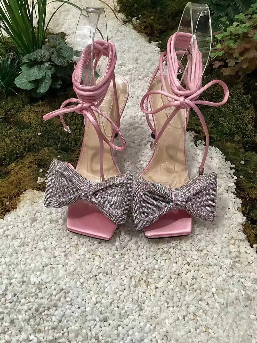 

Новые шелковые сандалии на тонком каблуке со стразами и квадратным носком на высоком каблуке с ремешками, женская обувь Zapatos Mujer