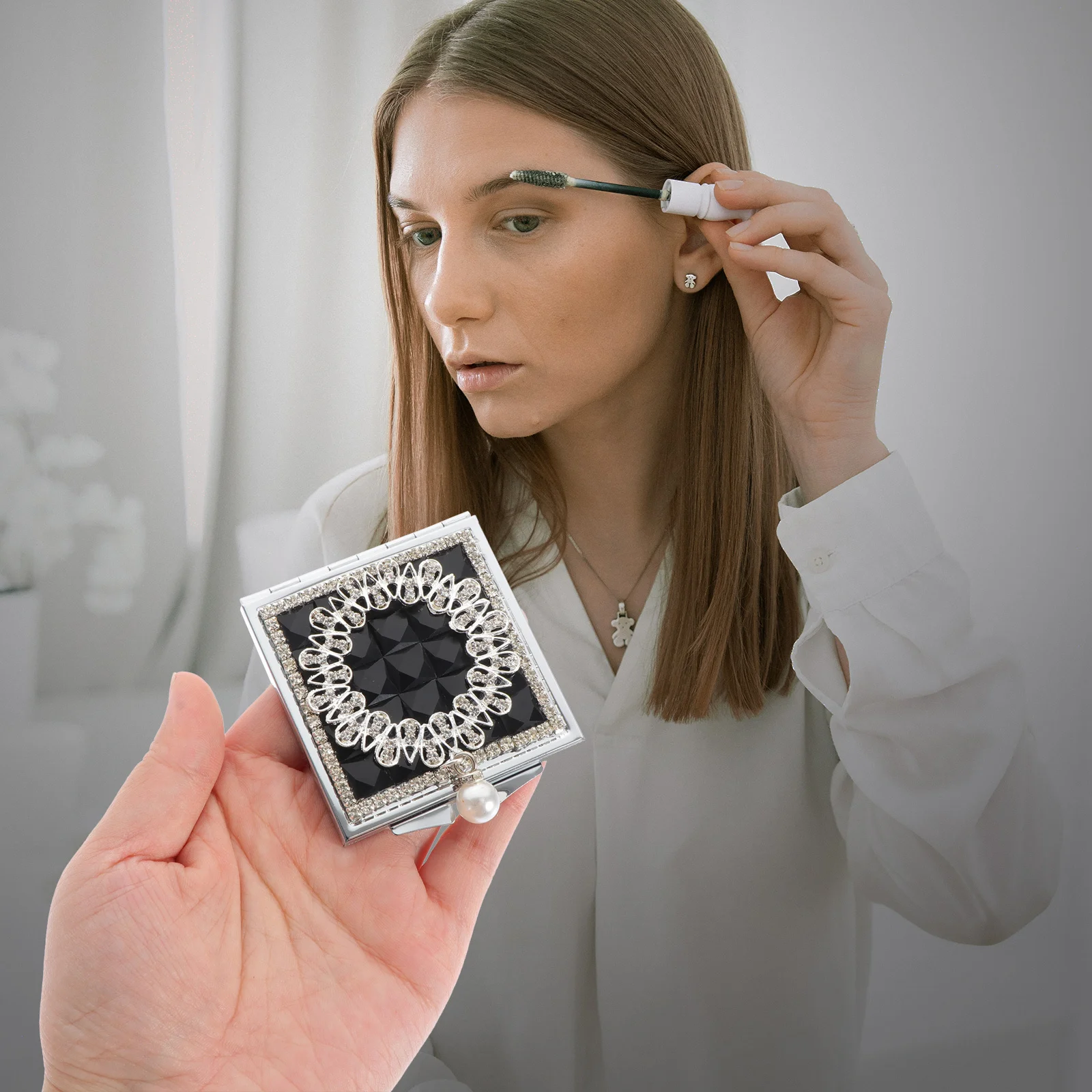 Dwustronne przenośne lusterko do makijażu, kompaktowa składana konstrukcja, wyraźne odbicie, idealne w podróży, narzędzie do makijażu do ręki, elegancki rozmiar kieszonkowy.