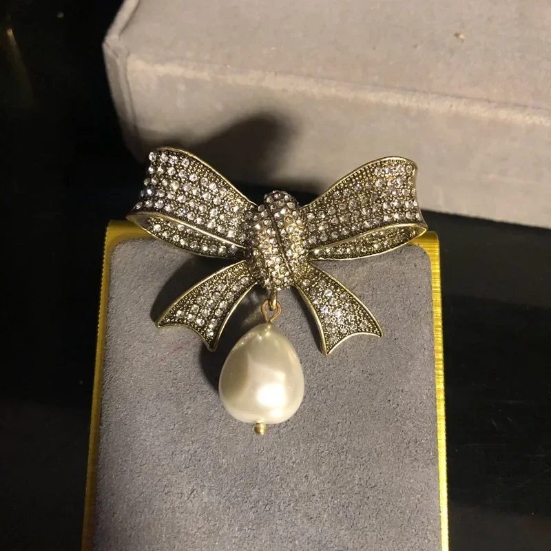 بروش مجوهرات من تشينغداو مصنوع من الذهب القديم مع مجموعة بروش كلاسيكية من الأحجار الكريمة وقطرات الماء وقلادة من اللؤلؤ ودبوس امرأة