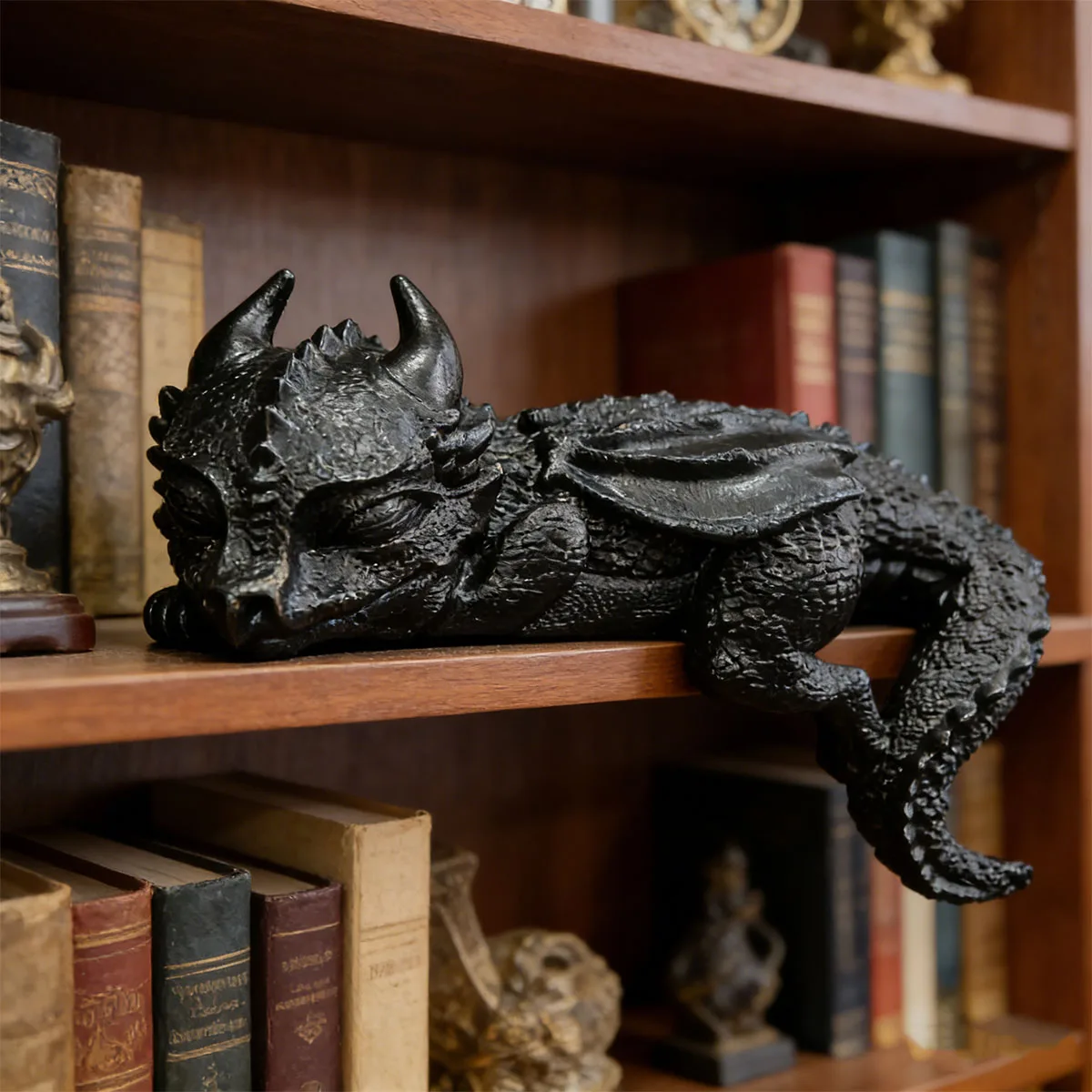 Dekorative Harzstatue eines schlafenden Drachen mit Flügeln, entworfen, um auf einer Kante zu liegen, geeignet für die Heimdekoration oder als Sammlerstück, ideal für die Innen-/Außendekoration in Wohnzimmern, Arbeitszimmern oder TV-Schränken. – Detail 5