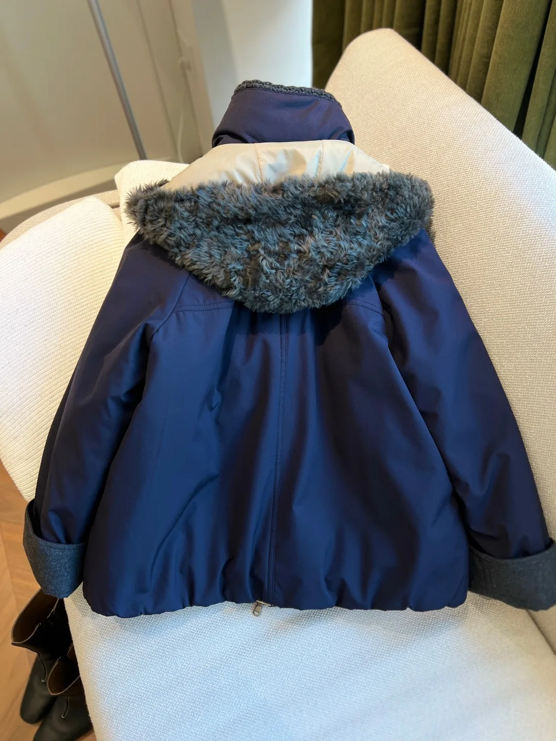 

Luxurious women's wear detachable knitted cashmere and wool hooded down jacket with a fur collar, exquisite and simple coat