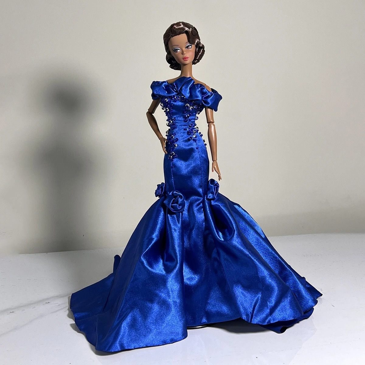

Элегантное вечернее платье-русалка с синими пайетками и камнями, аксессуар для куклы-супермодели 1/6 (30 см)