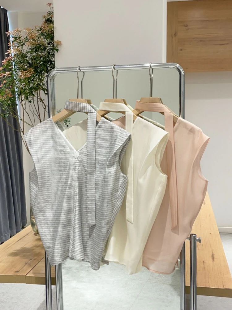 

Nolara Authentic Brand Summer 2025 V-ne Svel irt with Sa French Sle Straight Cut Lightweight Skin-frie...