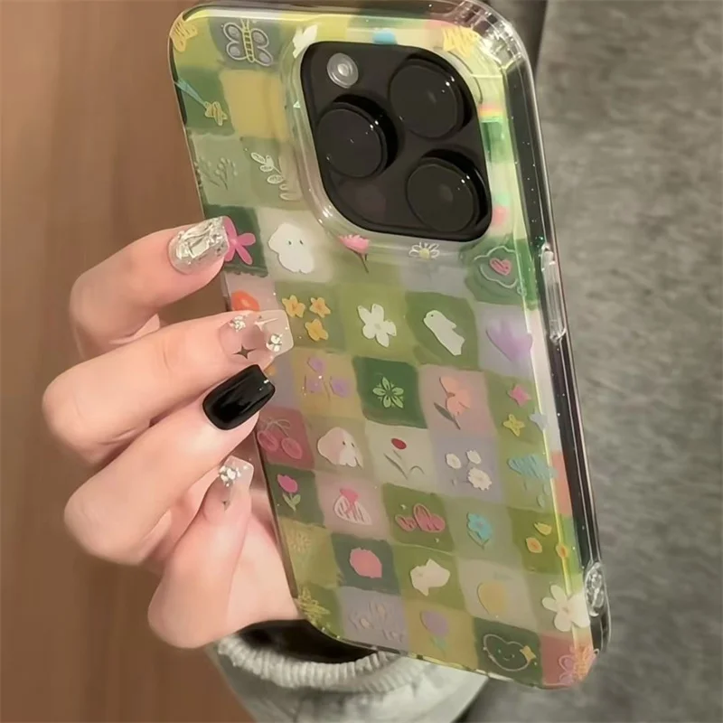 IND Handyhülle mit grünem Grasgittermuster, Blumenmuster und Hasenmotiv mit Kette für iPhone 11 12 13 14 15 16 17 18 Pro Max – Detail 4