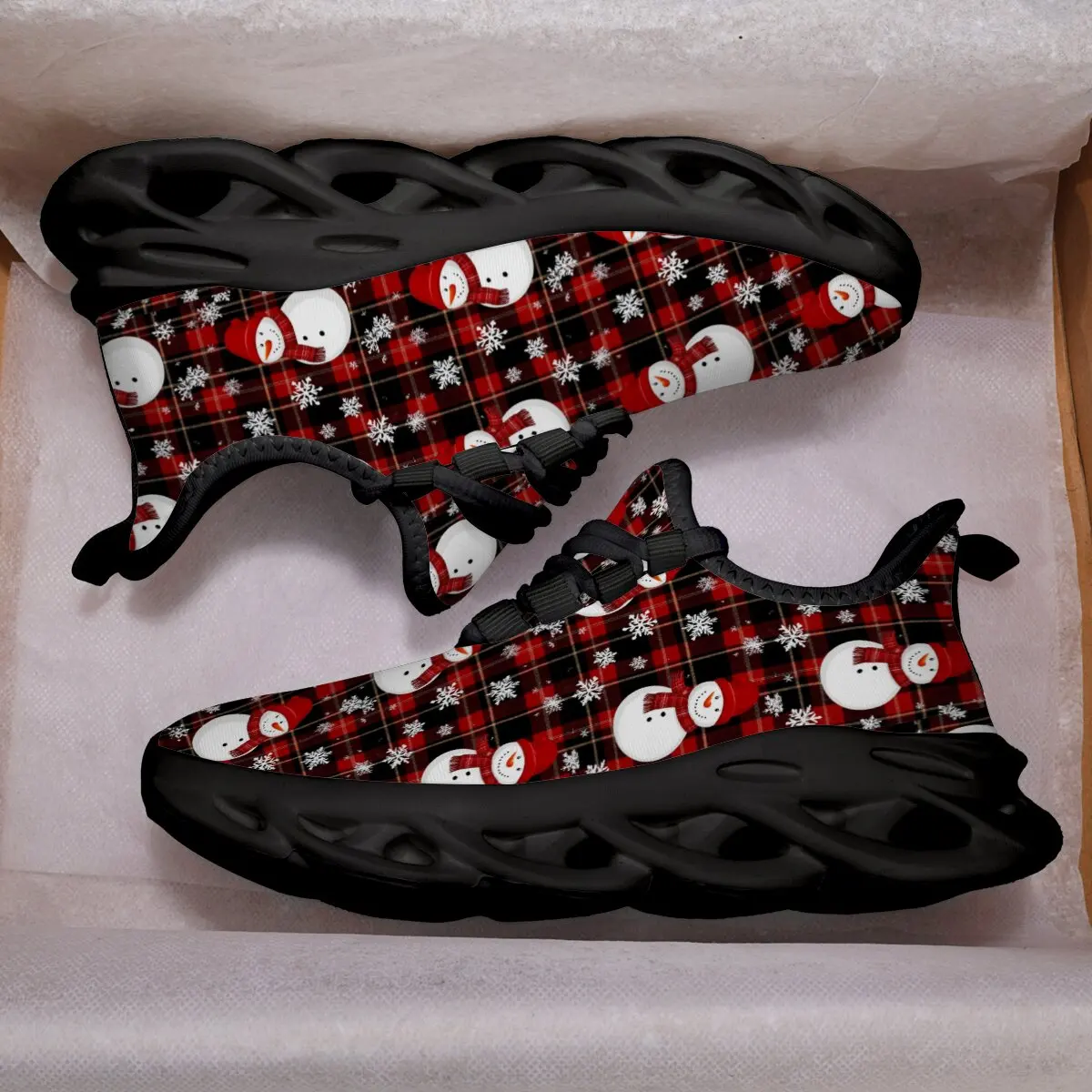 Nuevos zapatos deportivos informales para parejas con un patrón de diseño de dibujos animados navideños con punta redonda y zapatos planos tejidos ligeros