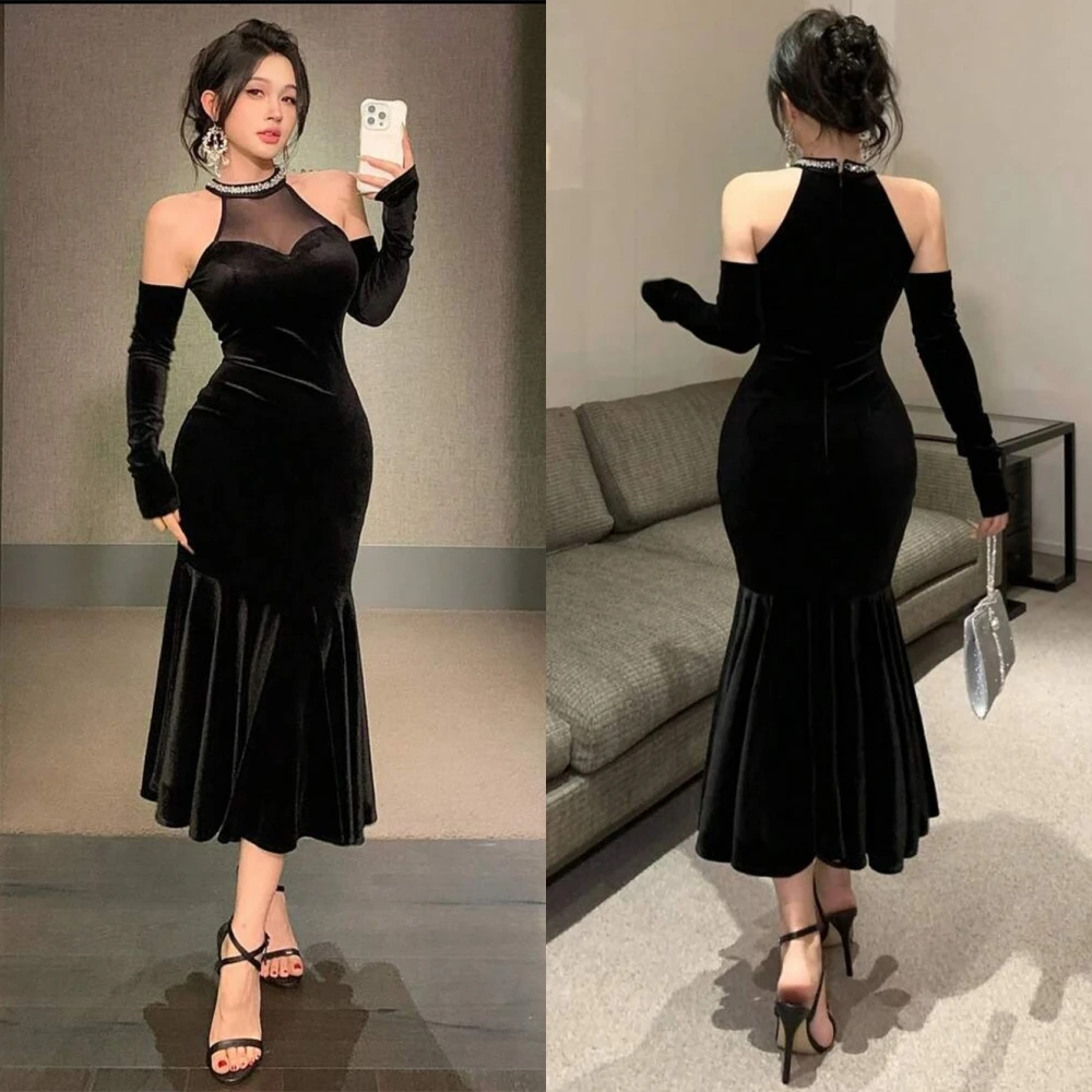 Maßgeschneidertes elegantes Abendkleid aus schwarzem Samt, klassisches Neckholder, ärmellos, Promi-Kleider, zarte Kristall-Meerjungfrau-Abschlussballkleider