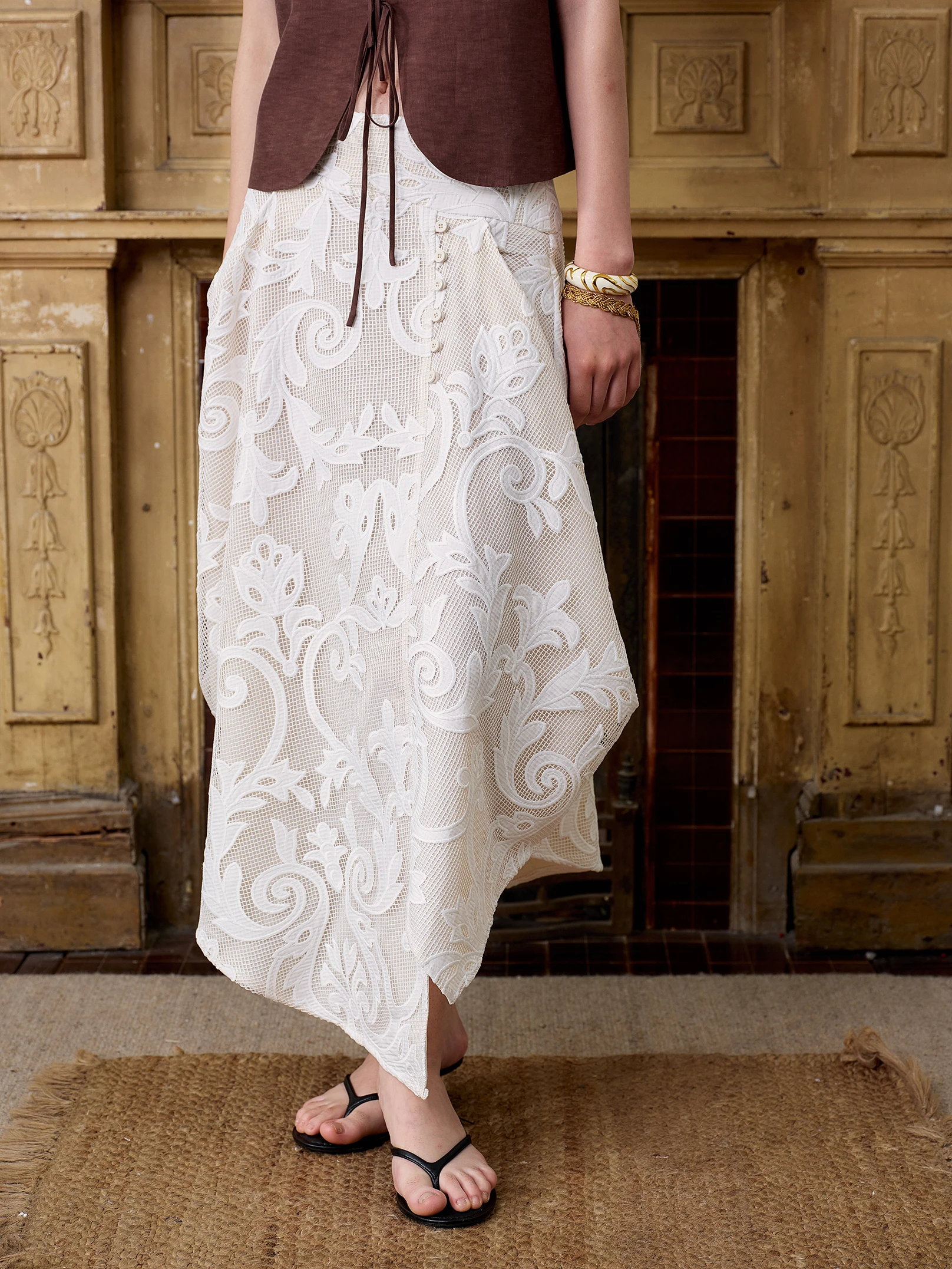 

YUANYE 2025 Летняя Новая Белая Юбка А-силуэта с Вышивкой и Классическим Узором, Асимметричная, с Завышенной Талией, Женская Модная