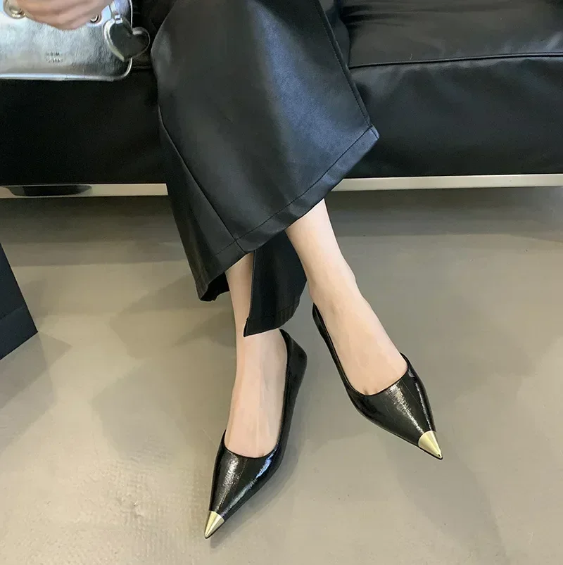 Eleganckie czółenka na niskim obcasie z ostrym noskiem, damskie modne płytkie buty markowe od projektanta, wygodne, miękkie skórzane buty do pracy biurowej.