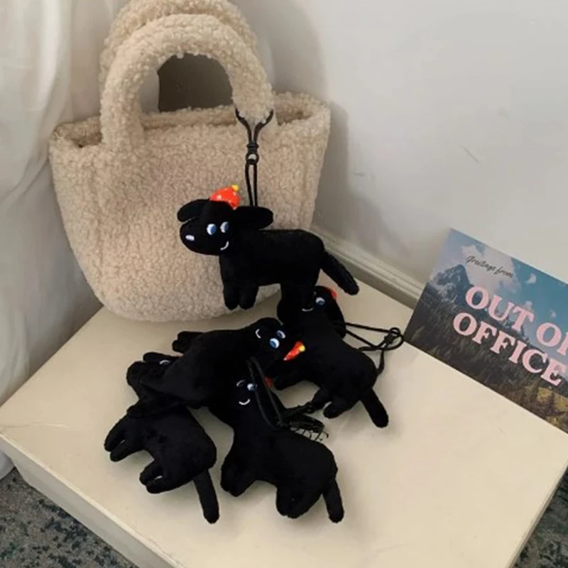 Porte-clés chien noir en peluche de dessin animé pour fille, poupées mignonnes, porte-clés créatif, pendentif de sac à dos chiot, cadeau d'anniversaire