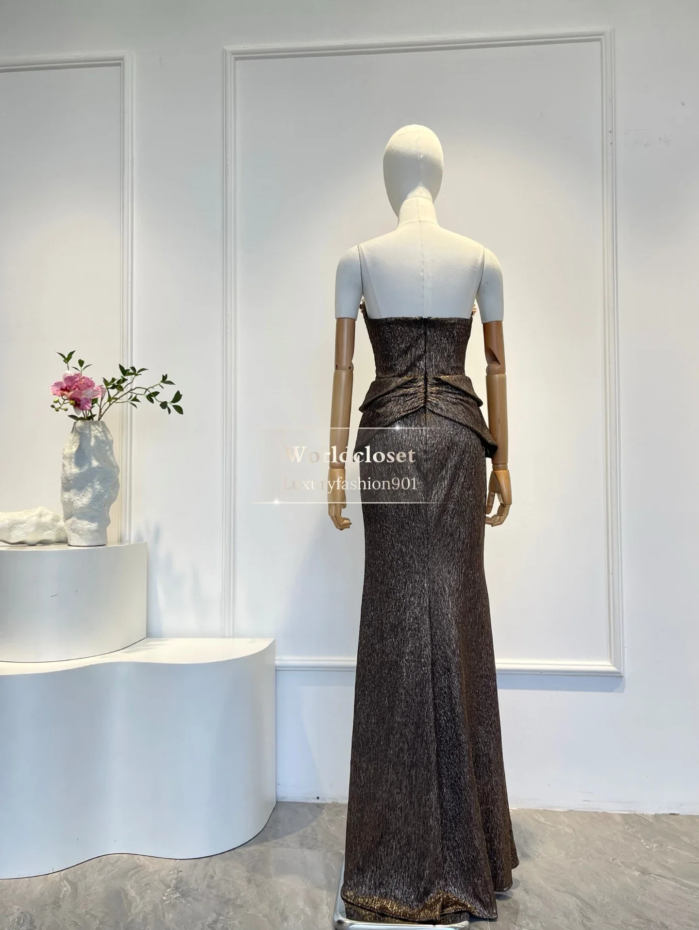 فستان ماكسي جديد جميل باللون الأسود والبني بدون أكمام واللؤلؤ والزهور المرقعة