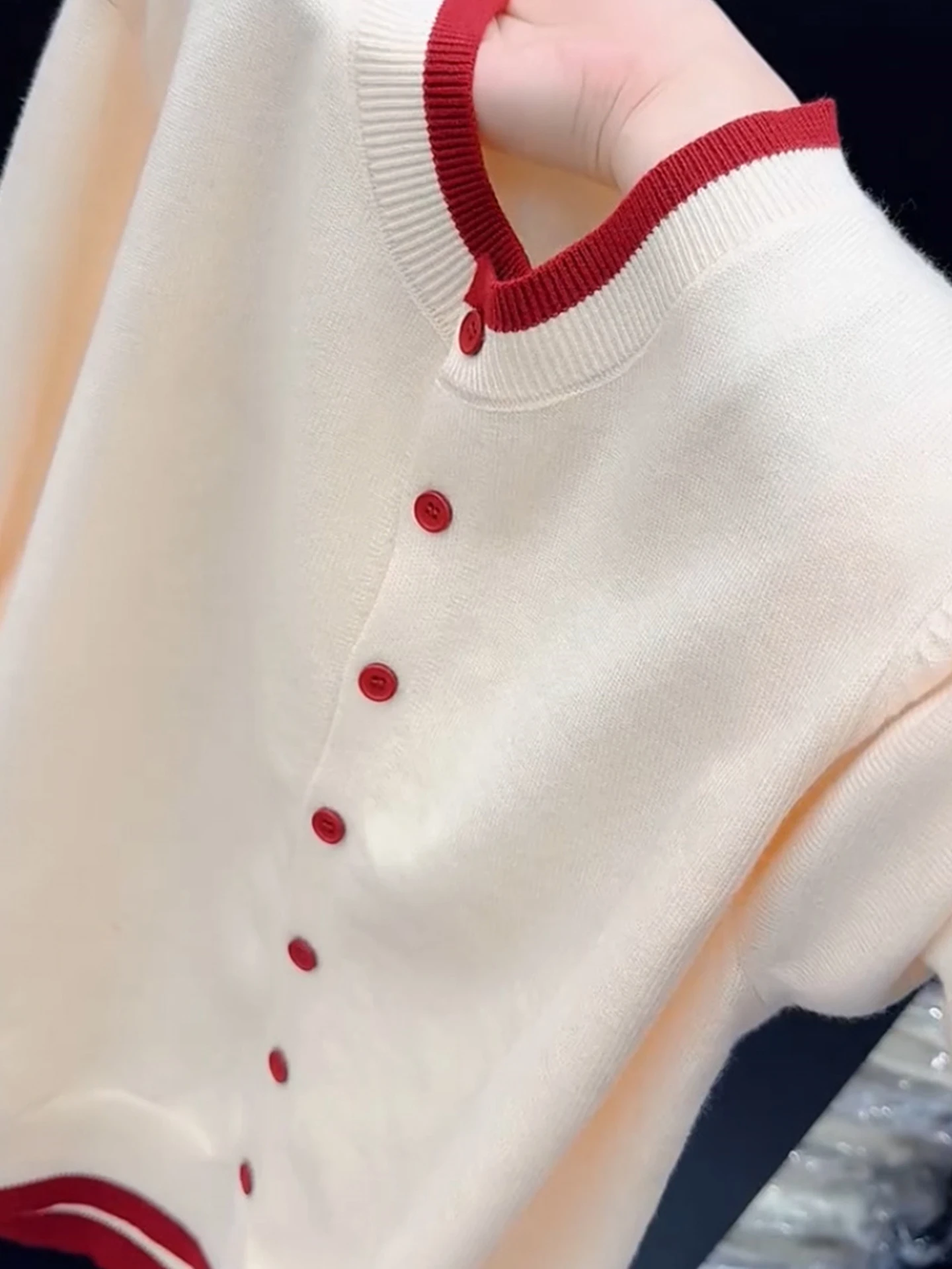 エレ・カメール ニットセーター ロング丈 スタイリッシュで快適な冬用トップス 若々しい印象の上品で優しいスタイル