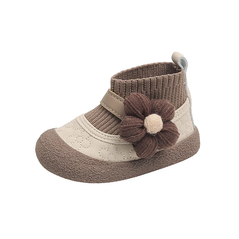 Botas de nieve cálidas para niña, calzado de cuero bordado antideslizante, Retro, de princesa, para caminar, otoño e invierno, novedad de 2023