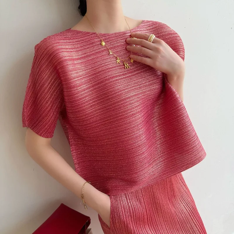 

Летний новый комплект 2026: плиссированная футболка Miyake и свободная юбка-полусолнце из блестящего полиэстера, повседневный модный костюм больших размеров для женщин