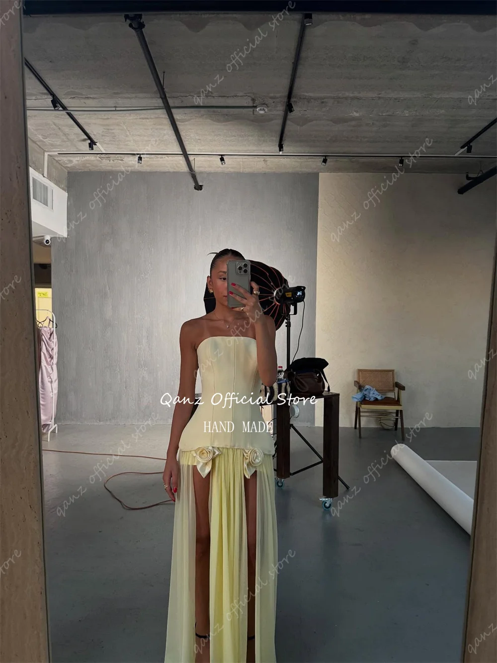 فساتين سهرة أنيقة باللون الأصفر من Qanz بدون حمالات بفتحة عالية وزهور مناسبة رسمية للنساء بطول الأرض للحفلات الراقصة حسب الطلب