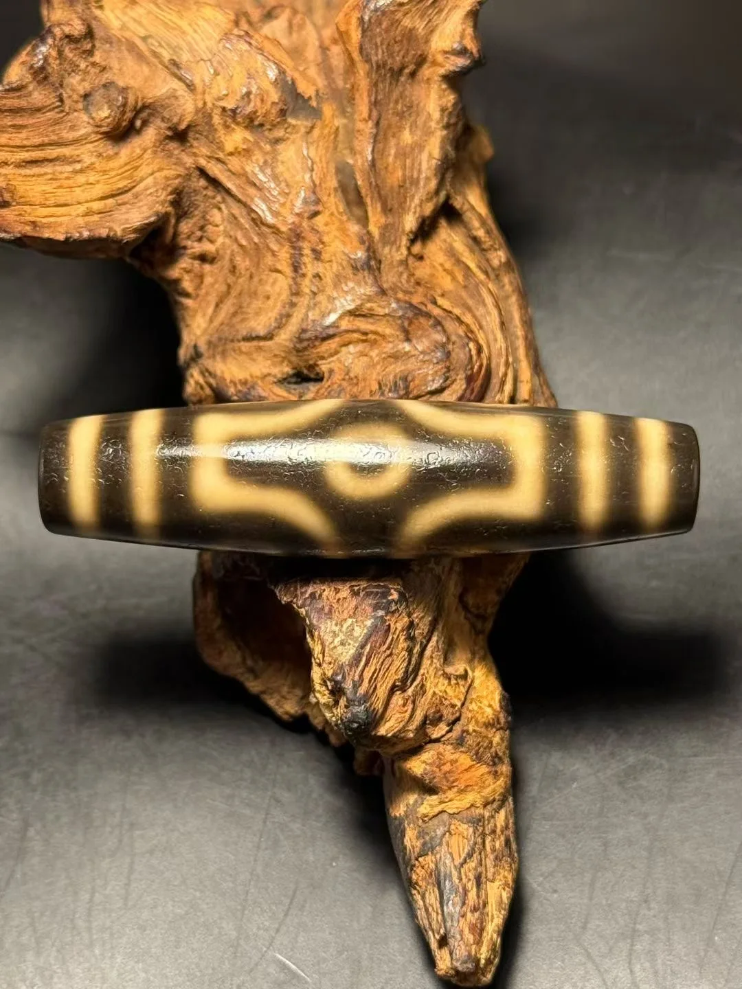 

1005009894054028 Energy Tibetan Old Oily Agate Ivory Color Kingkong 6 Eyed of Healthy Symbol Dzee dZi Bead Amulet For Jewelry