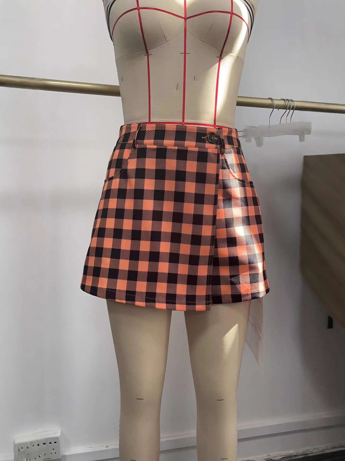 سراويل تنورة غير منتظمة مطبوعة على شكل يقطين الهالوين للنساء، شورت عصري وكاجوال عالي الخصر على شكل حرف A