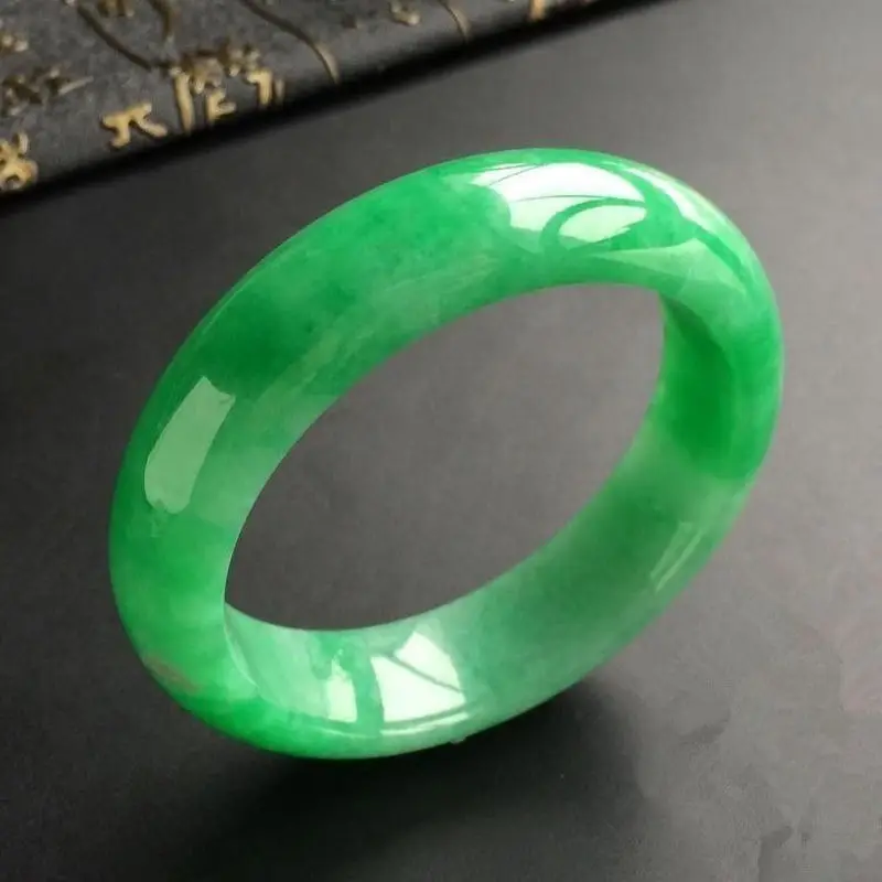 Jadeite bracelet, full of , with a bright green color and an icy texture