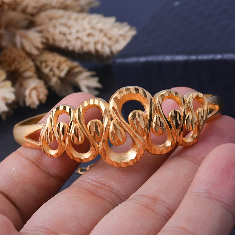 

Indian bride 24K gold-plated bracelet wedding jewelry Dubai Seiko holiday gift