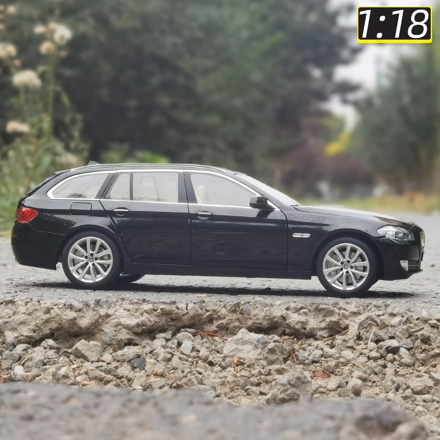 NOREV (OEM) 1:18 FOR BMW 550i F11 Crock BMW 5 Series station wagon Car model Metal static decoration holiday gift