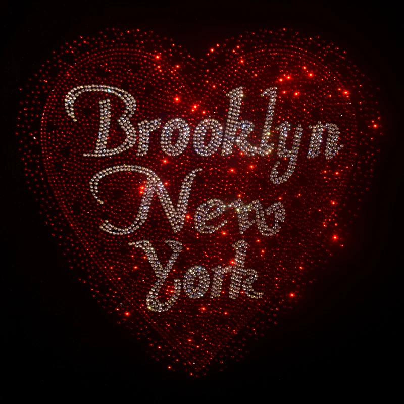 يتم استيراد أنماط إبداعية على شكل قلب من الماس عالي الجودة على الخارج من السترات والقمصان والقلائد والجينز