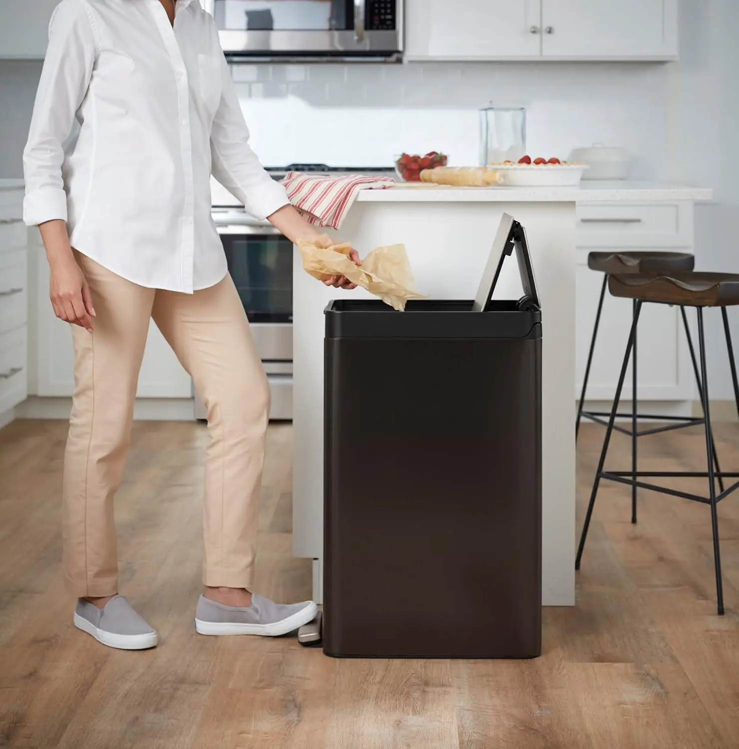 Tempat Sampah dapur tahan lama 13 galon dengan Pedal kaki, tutup tutup lembut, baja tahan karat hitam