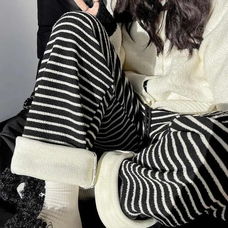 Damskie luźne spodnie typu frotte o prostym kroju, z wysokim stanem, czarno-białe w paski, z szerokimi nogawkami, ocieplane polarem, grube, na jesień i zimę.