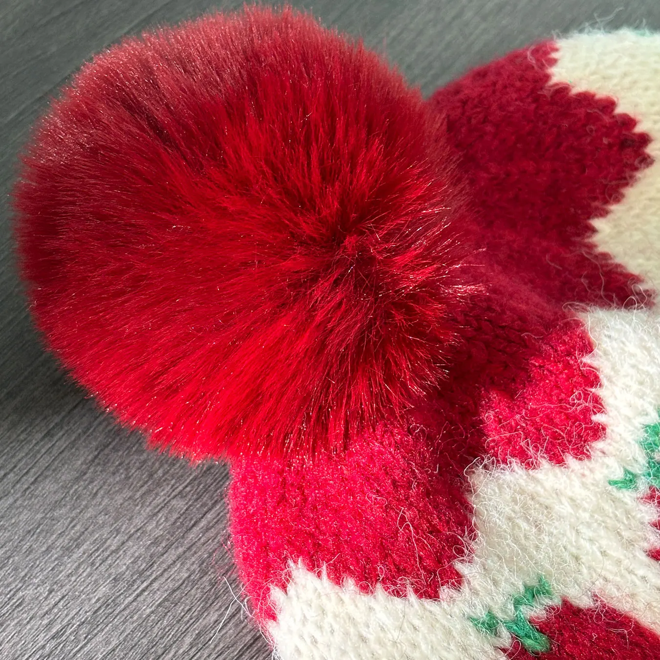 Cappello lavorato a maglia grande Pom-Pom Fair Isle, cappello lavorato a maglia invernale, modello ciliegia, caldo, resistente al freddo, antivento, design protettivo per le orecchie, cappello turbante alla moda, cappello freddo natalizio, stile casual, adatto per l'uso quotidiano in condizioni di freddo