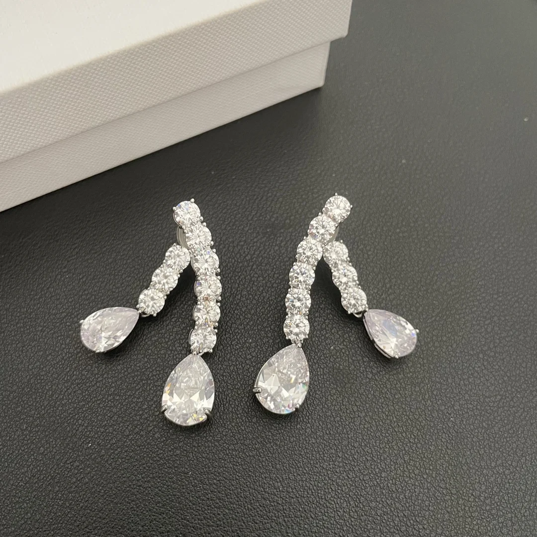 

Personalized crystal earrings with niche design