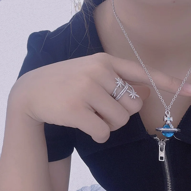 กล่องของขวัญที่เต็มไปด้วยสร้อยคอ UFO ดาวเสาร์สีน้ําเงินเพชรในการออกแบบระดับไฮเอนด์ให้ความรู้สึกห่วงโซ่กระดูกไหปลาร้าของดาวเคราะห์ลึกลับ