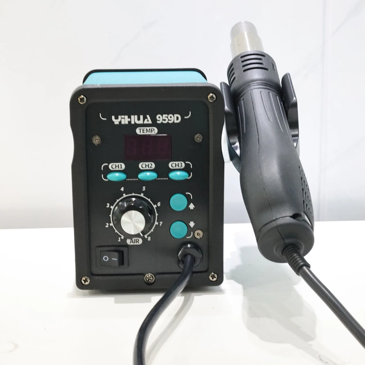 

YIHUA 959D 220V/110V 650W Hot Air Gun Digital Soldering Station Desoldering Station Iron Tool Solder Welding + 4 Air nozzles