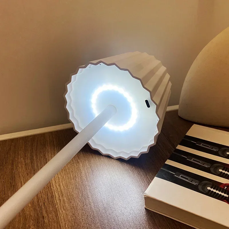 USB السرير الجدول مصباح الشمال الحد الأدنى غرزة تصميم شحن لاسلكي منضدة الإضاءة لغرفة النوم غرفة المعيشة ديكور