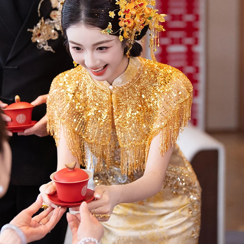 豪華なゴールドの中国風ウェディングドレス、スパンコールと雲模様の肩飾り付き、チャイナドレスの乾杯式に特別な、新婦用ショール