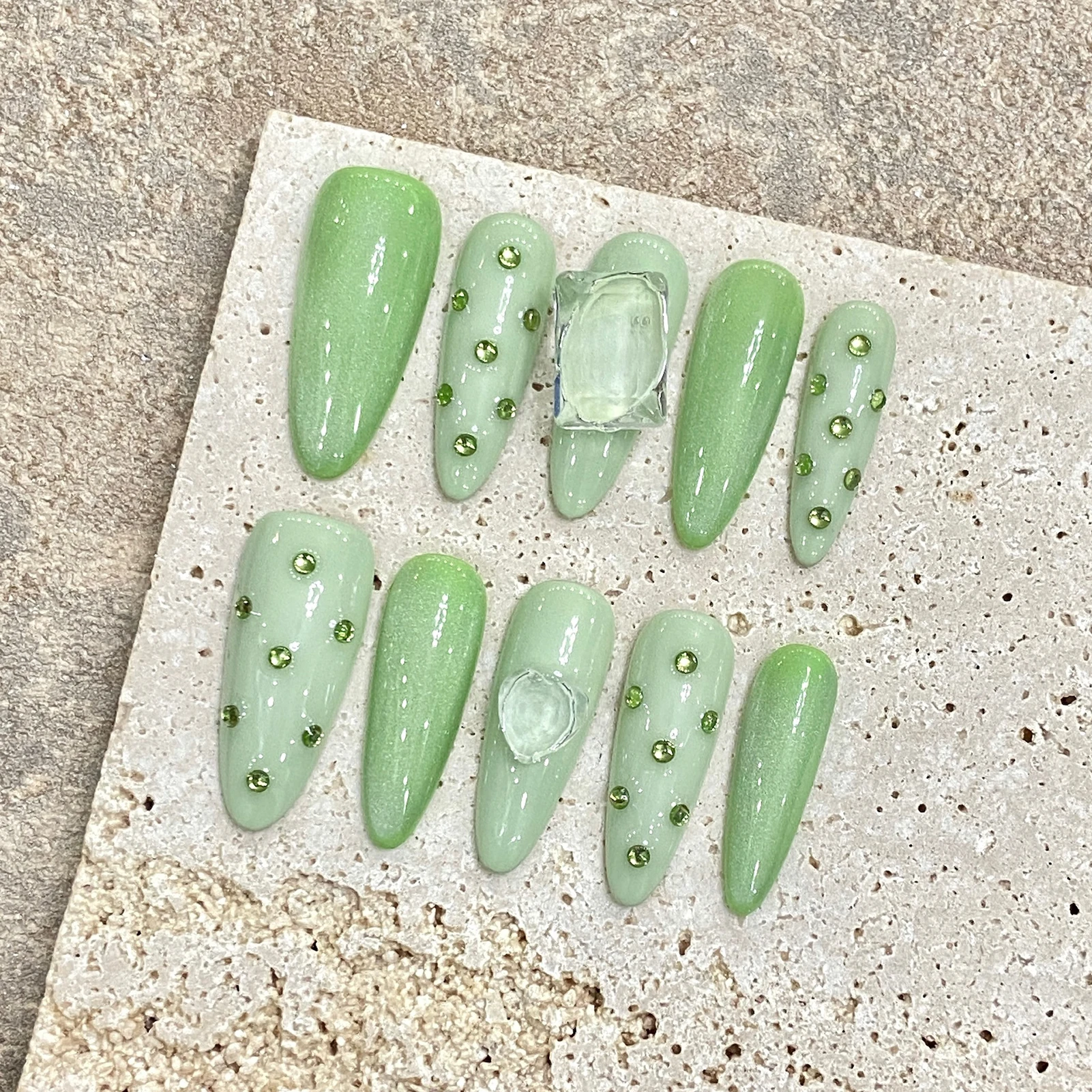 Lange Amandel Valse Nagels Handgemaakte Groene Glanzende Diamantpers Op Nagel Volledige Dekking Draagbare Zomernagels Voor Vakantie Manicure Kunst