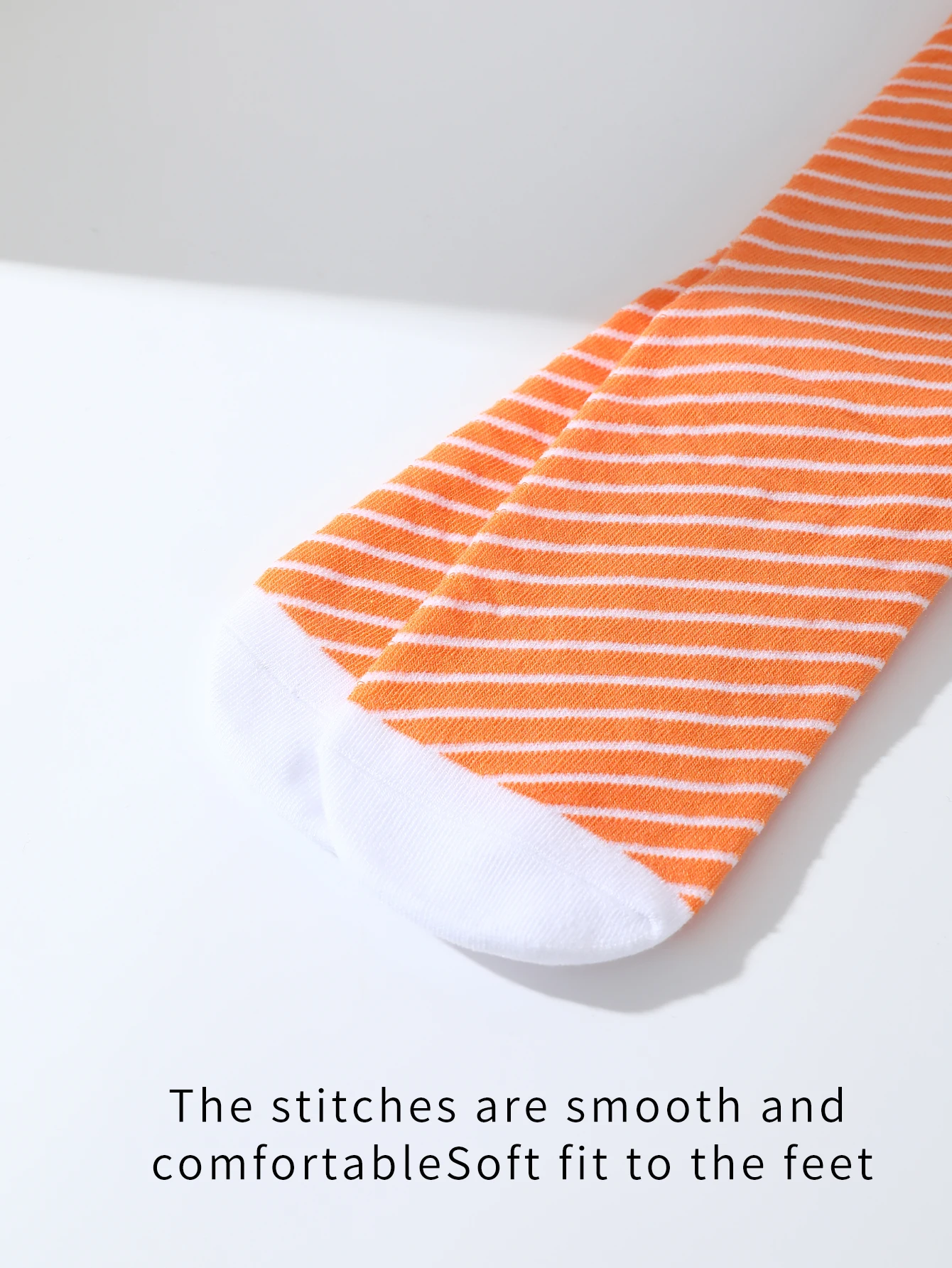 ユニークで創造的なサーモンデザインの男性用と女性用の同じ靴下が 1 組、実用的で興味深いホリデーギフトです。