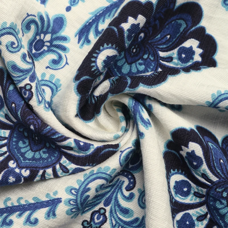 Damska sukienka midi w stylu boho z niebiesko-białym wzorem, dekoltem w serek i falbankami na rękawach, idealna na letnie wakacje, na co dzień i na imprezę.