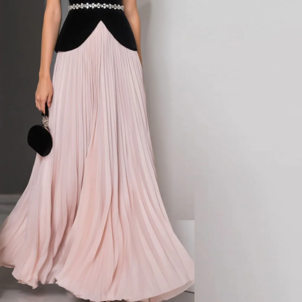カスタマイズされたコントラストカラーのイブニング ​   ドレス ベルト付き ピンク ストラップレス プリーツ フォーマル プロムドレス A ライン ロング ウェディング パーティー衣装