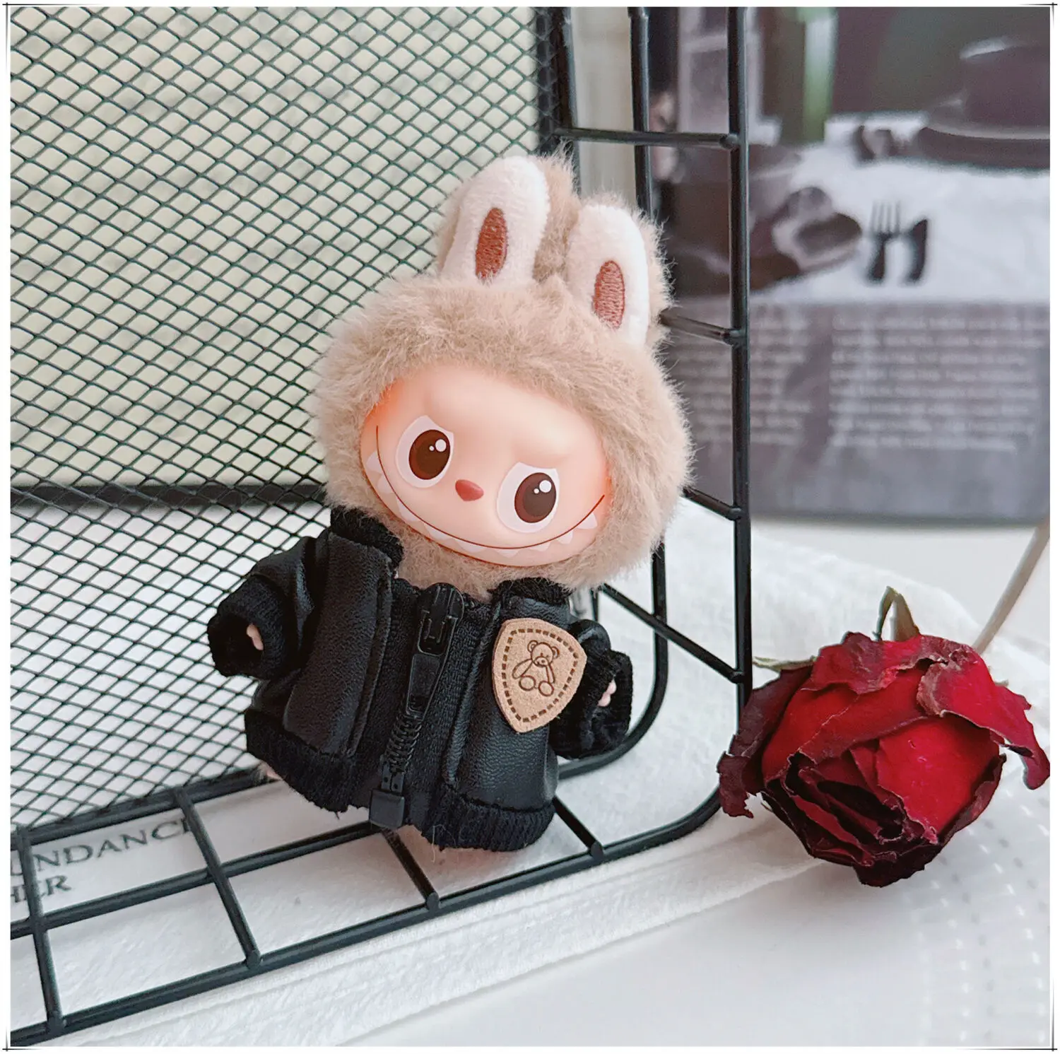 Strój dla lalki LABUBU 4.0 (4. generacji) o rozmiarze 10 cm z serii Pin For Love – skórzana kurtka – strój wymienny