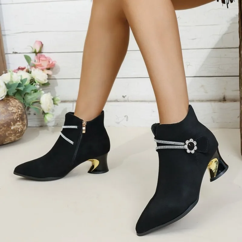 Damen-Wildleder-Stiefeletten mit spitzer Zehenpartie, verziert mit Strasssteinen und Blumen, Blockabsatz, kurze Stiefel, seitlicher Reißverschluss, Herbst- und Wintermode, Damenschuhe. – Detail 1
