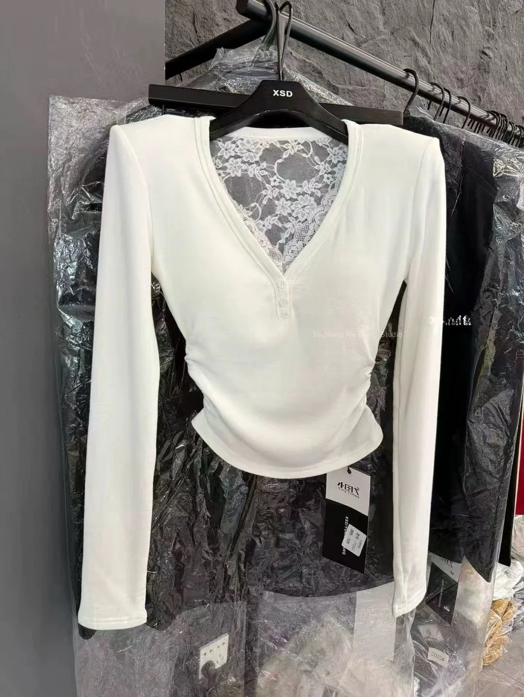 

Весна 2026: Корейская женская приталенная футболка с V-образным вырезом и длинным рукавом, с кружевными вставками на плечах, укороченный топ из утолщенного хлопка