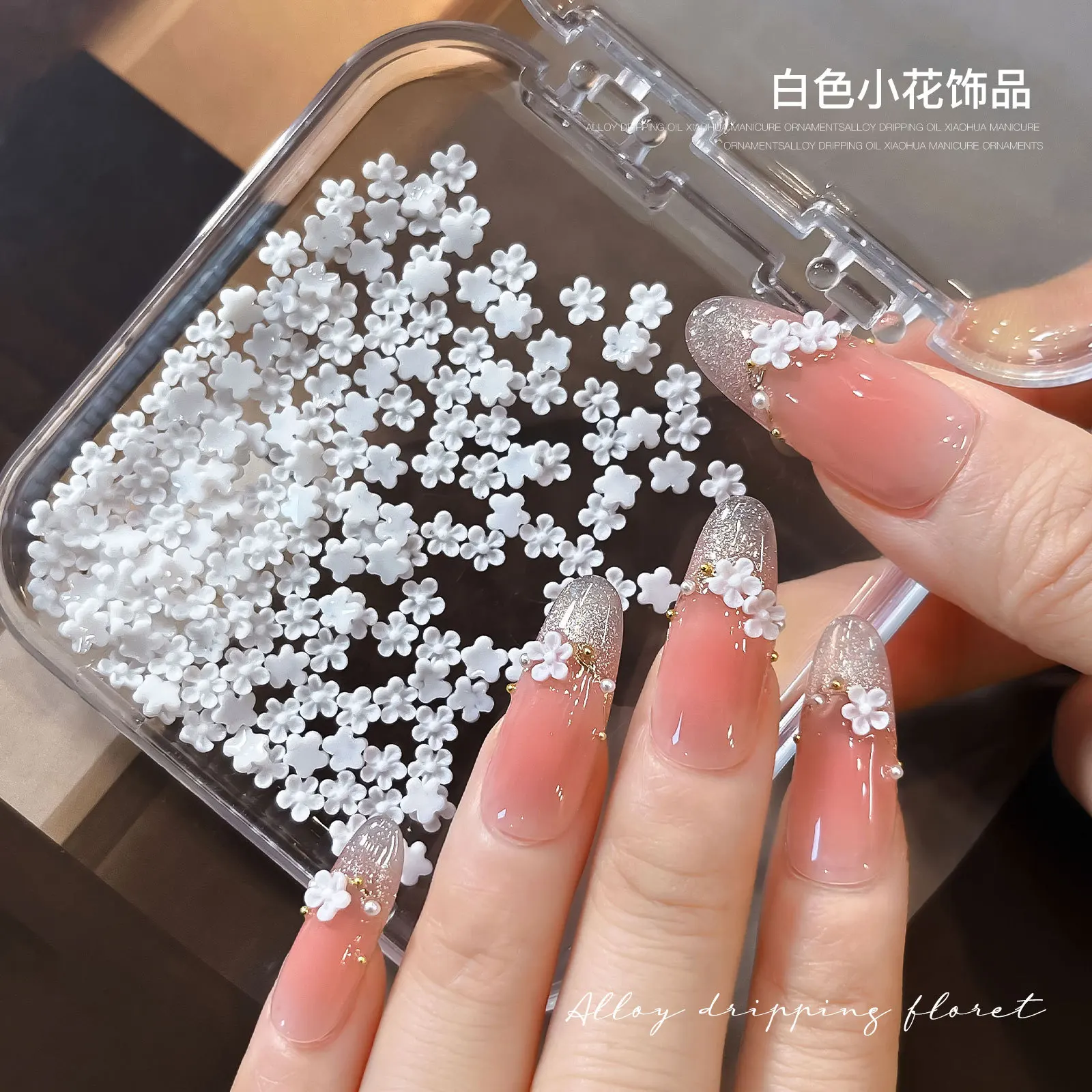 100PCS Encantadores Acessórios de Manicure em Resina 3D, Mini Flores Brancas Puras, Decorações de Flor de Cinco Pétalas Fofas, Frescor Primaveril