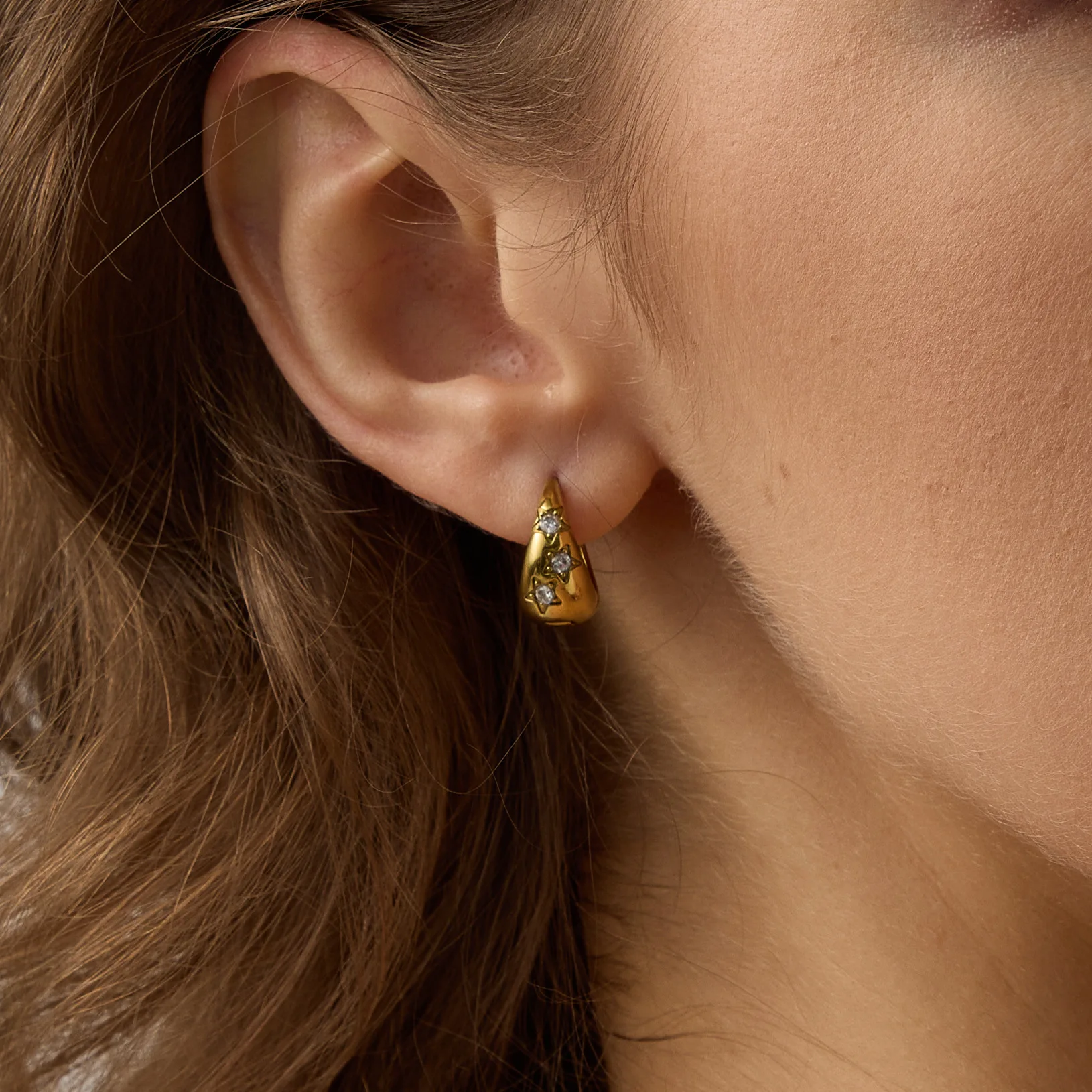 CARLIDANA تصميم ريترو بسيط عالي الجودة من الفولاذ المقاوم للصدأ مطلي بالذهب الأطواق Huggie أقراط متعددة الزركونيا للنساء #6