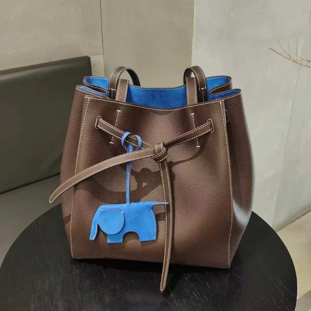 New Large-capacity Drawstring Bucket Shoulder Tote Bag, High-end First-layer Cowhide Commuter Unique Practical Portable Woman.