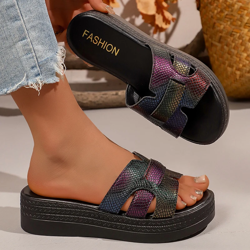 

Женские шлепанцы на танкетке с принтом под змею, летние 2026, легкие, на толстой подошве, сандалии на платформе, нескользящие, из искусственной кожи, пляжная обувь