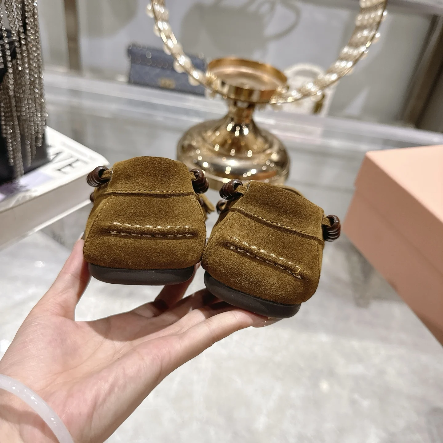 Mocasines planos con punta redonda de cuero genuino para otoño 2025, zapatos de mujer poco profundos con cordones y borlas cómodos y versátiles a la moda