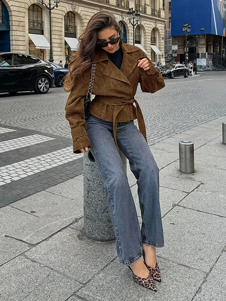 Brązowa kurtka zamszowa sznurowana, modna, elegancka, z klapami, dekoltem w serek, długim rękawem, luźna, krótka odzież wierzchnia damska, jesienna, codzienna, w stylu high street.