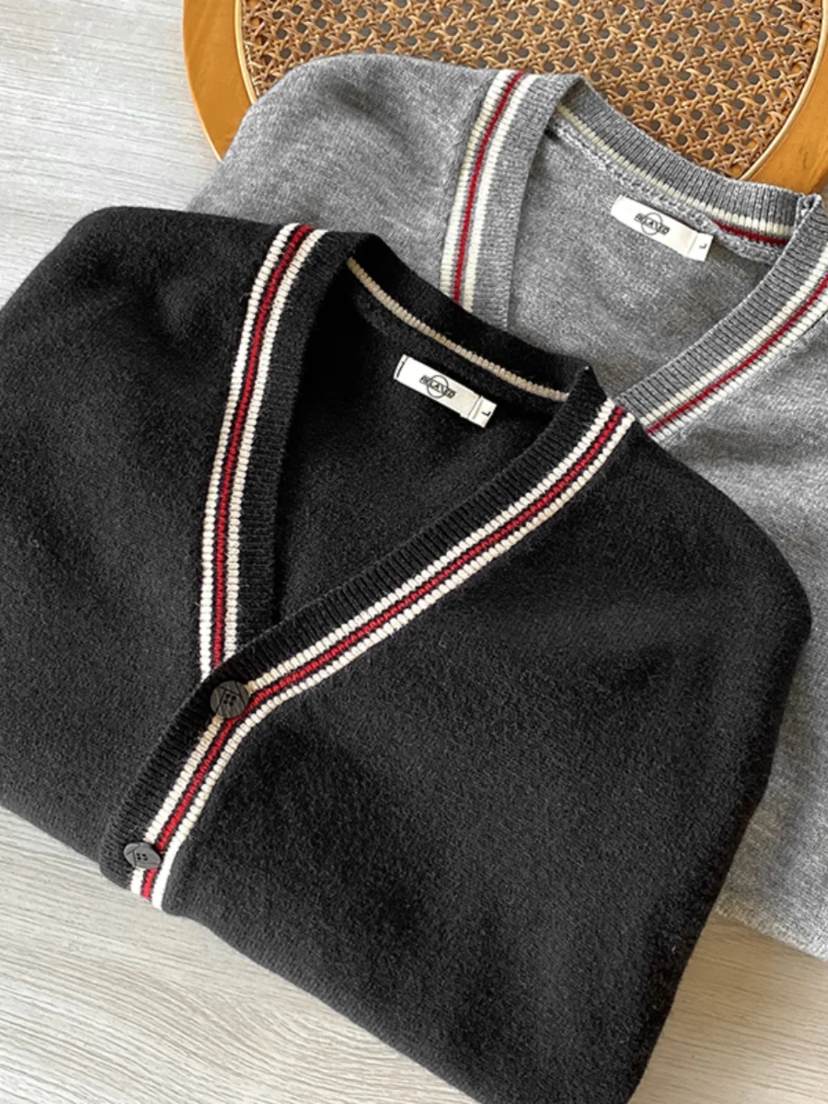 

Knitted V-Ne Cardigan Sweater for Men And Women Casual All-Match Autumn Winter Faionable Couple Sle Long Sve